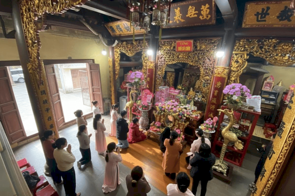 Người dân thành tâm dâng lễ, xếp hàng khấn bái trước ban thờ Cô Chín